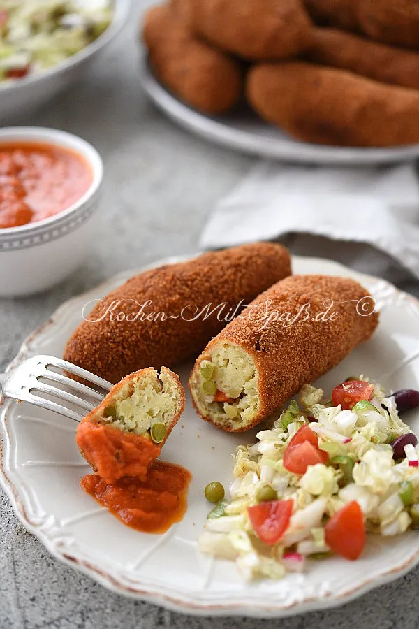 Kartoffelkroketten mit Möhren, Mais und Erbsen Kartoffelkroketten mit Möhren, Mais und Erbsen