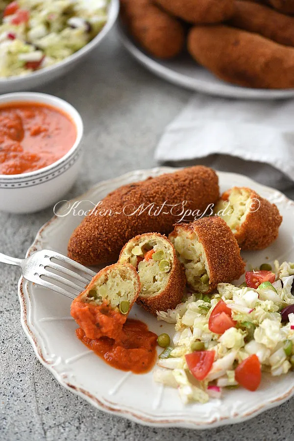 Kartoffelkroketten mit Möhren, Mais und Erbsen Kartoffelkroketten mit Möhren, Mais und Erbsen