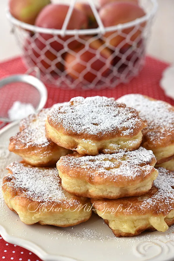 Polnische Apfel-Hefe-Küchlein (Racuchy) Polnische Apfel-Hefe-Küchlein (Racuchy)