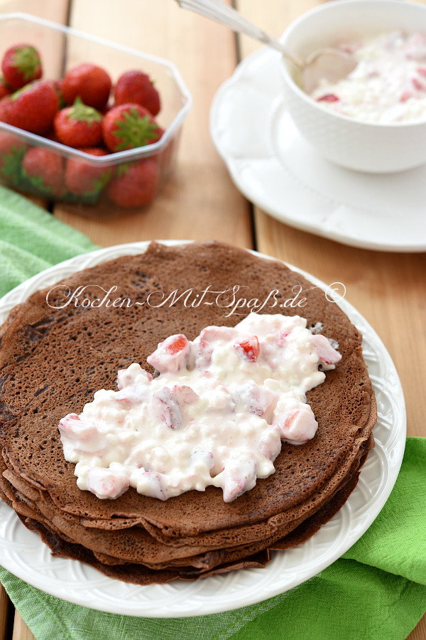 Schoko- Pfannkuchen mit körnigem Frischkäse und Früchten Schoko- Pfannkuchen mit körnigem Frischkäse und Früchten