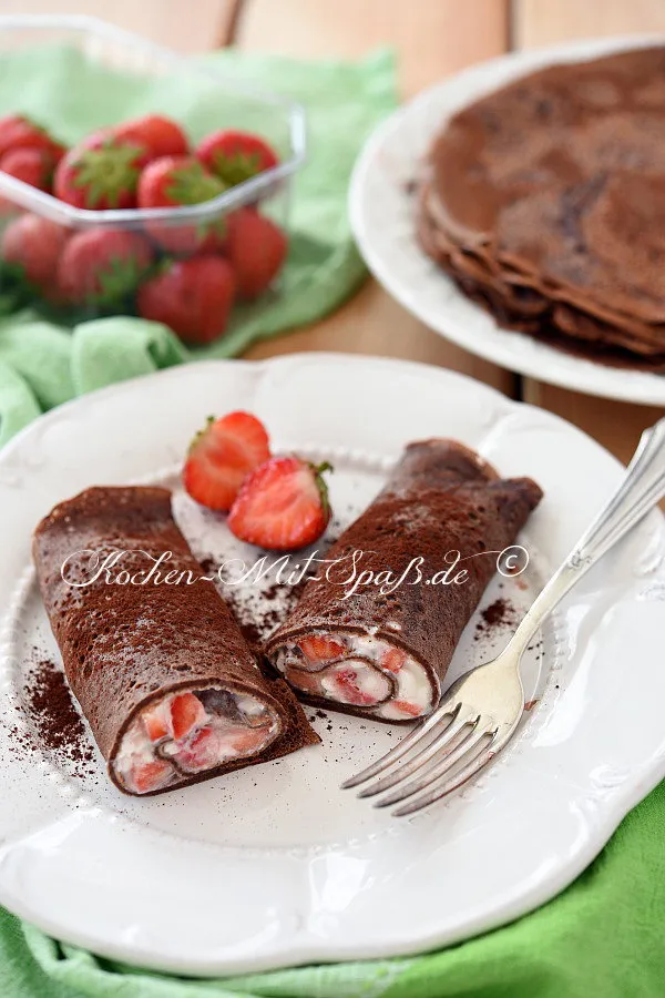 Schoko- Pfannkuchen mit körnigem Frischkäse und Früchten Schoko- Pfannkuchen mit körnigem Frischkäse und Früchten