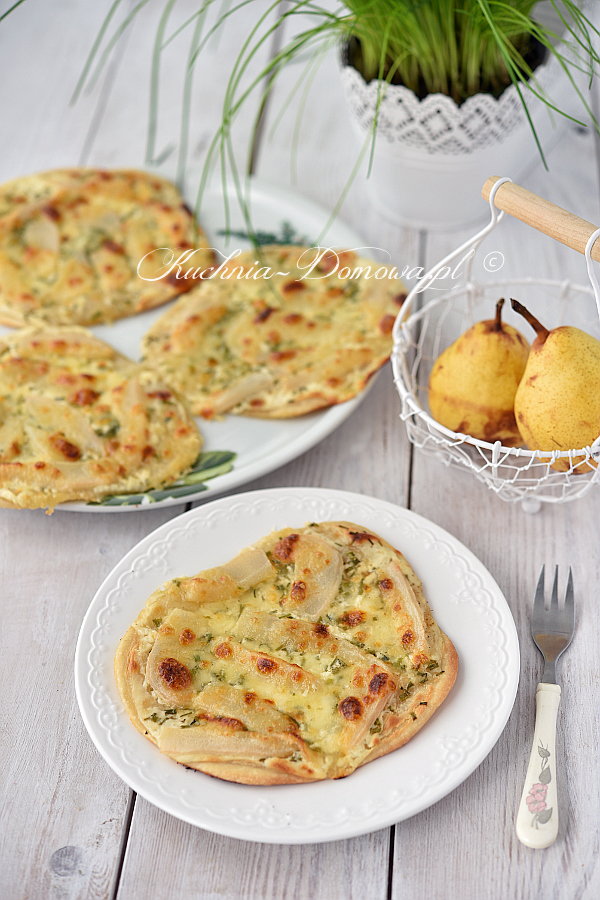 Flammkuchen mit Birnen und Mozzarella Flammkuchen mit Birnen und Mozzarella