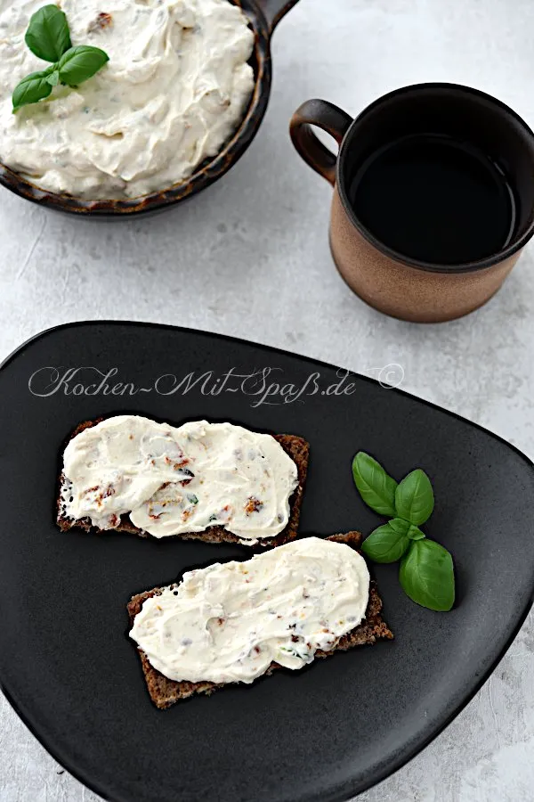 Italienischer Brotaufstrich mit Basilikum und getrockneten Tomaten Italienischer Brotaufstrich mit Basilikum und getrockneten Tomaten