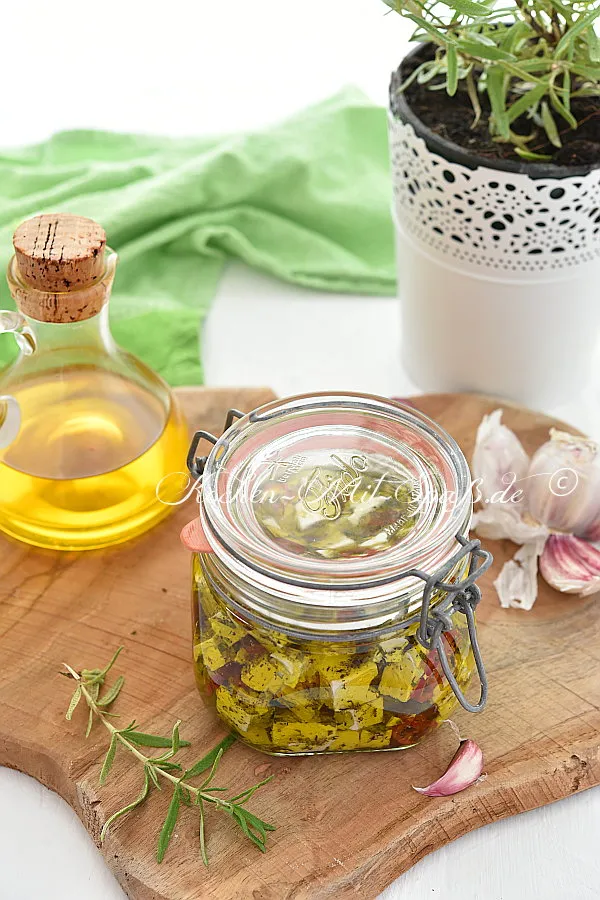Eingelegter Fetakäse in Olivenöl Eingelegter Fetakäse in Olivenöl