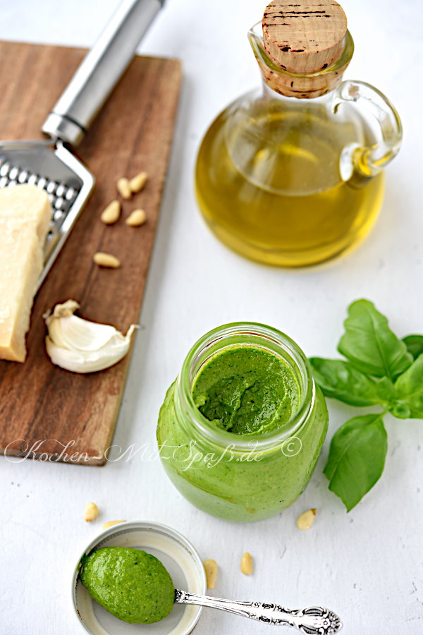 Basilikum-Pesto Basilikum-Pesto
