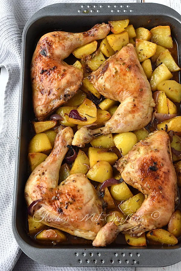 Hähnchenschenkel mit Kartoffeln aus dem Backofen Hähnchenschenkel mit Kartoffeln aus dem Backofen