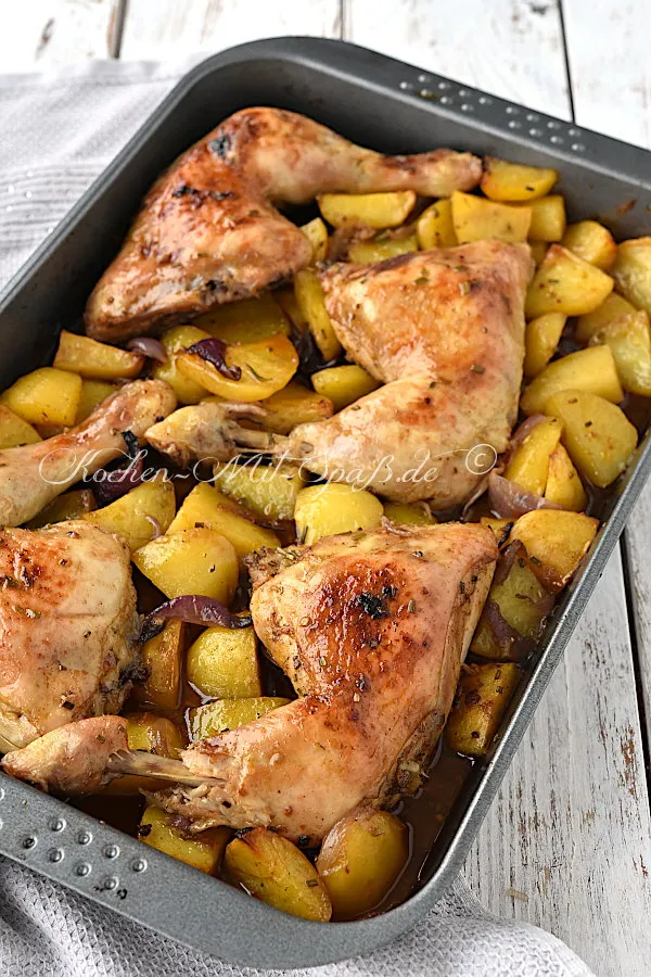 Hähnchenschenkel mit Kartoffeln aus dem Backofen Hähnchenschenkel mit Kartoffeln aus dem Backofen