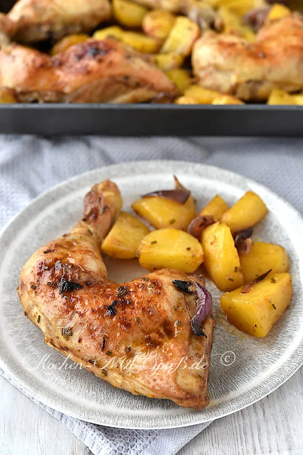 Hähnchenschenkel mit Kartoffeln aus dem Backofen Hähnchenschenkel mit Kartoffeln aus dem Backofen