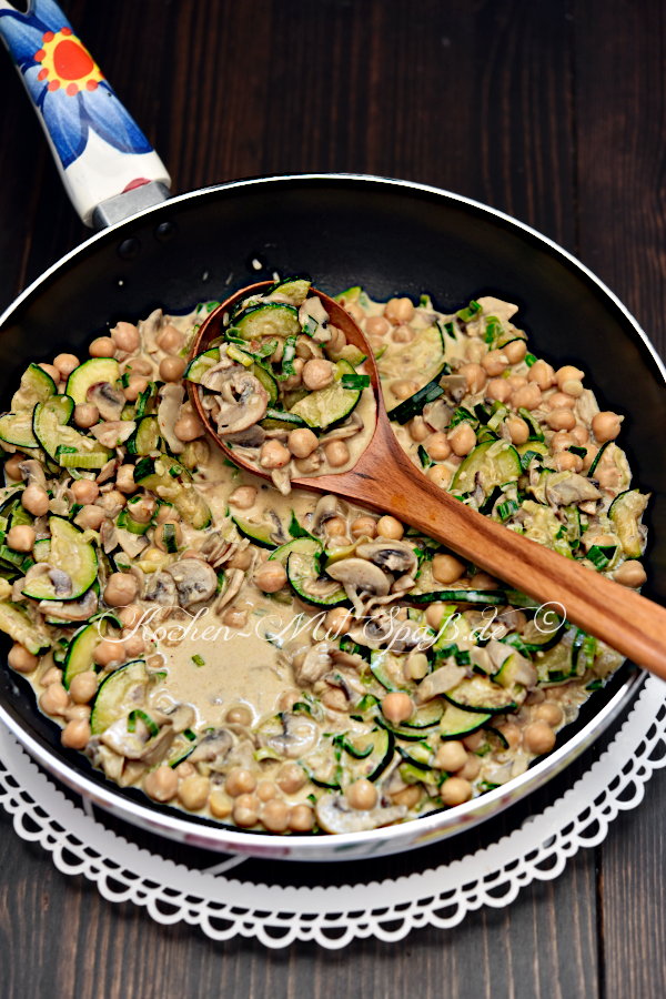 Zucchini-Kichererbsen-Curry mit Champignons Zucchini-Kichererbsen-Curry mit Champignons