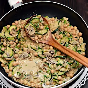 Zucchini-Kichererbsen-Curry mit Champignons