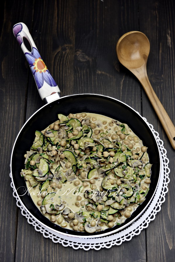 Zucchini-Kichererbsen-Curry mit Champignons Zucchini-Kichererbsen-Curry mit Champignons