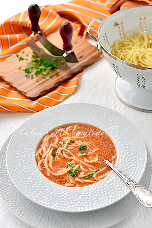 Tomatensuppe aus Tomatenmark Tomatensuppe aus Tomatenmark