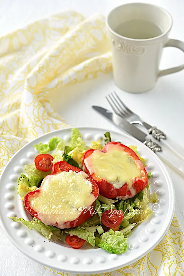 Gefüllte Paprika mit körnigem Frischkäse Gefüllte Paprika mit körnigem Frischkäse