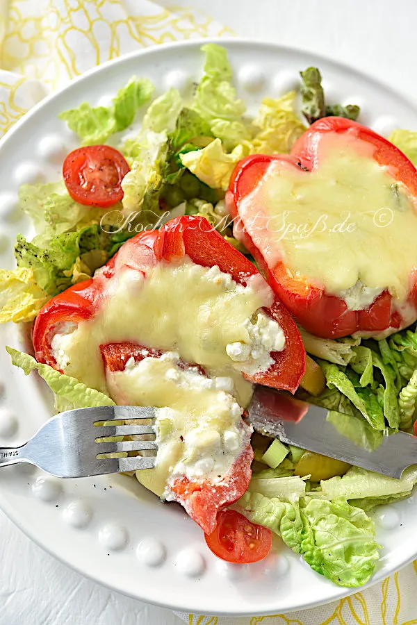 Gefüllte Paprika mit körnigem Frischkäse Gefüllte Paprika mit körnigem Frischkäse