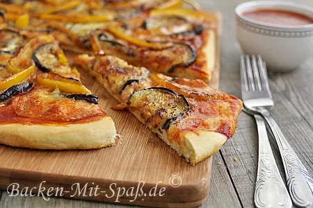 Pizza mit Aubergine und Paprika Pizza mit Aubergine
